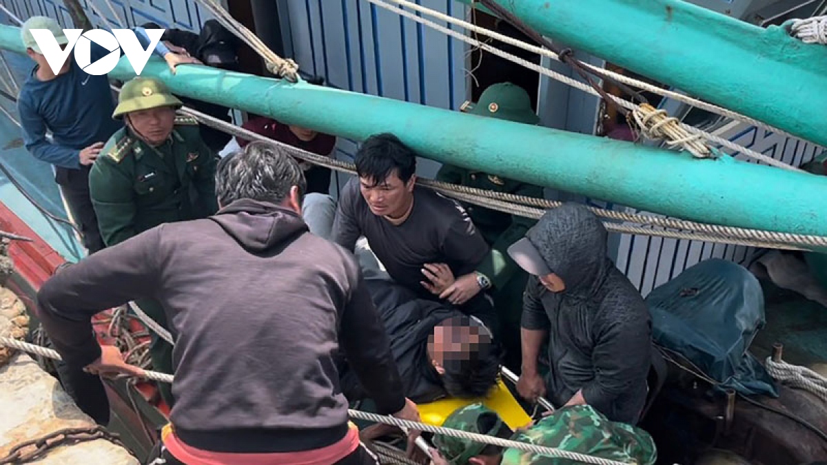 Thuyền viên bị dây tời tàu cá đánh vào đầu ở Quảng Bình